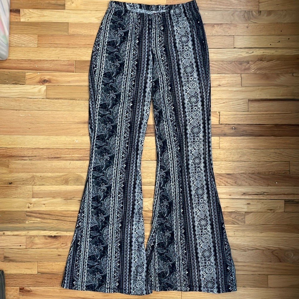 Bell bottom Hot Kiss boho stretch pants - size medium